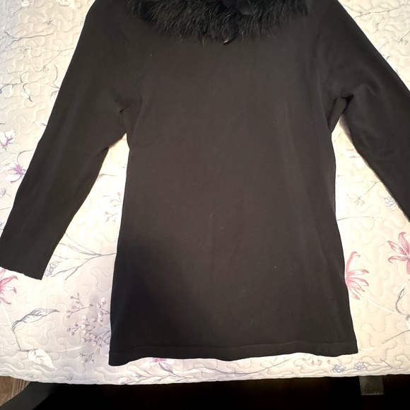 Party sweater w/ black feather collar making the perfect frame for your smile - Picture 7 of 7
